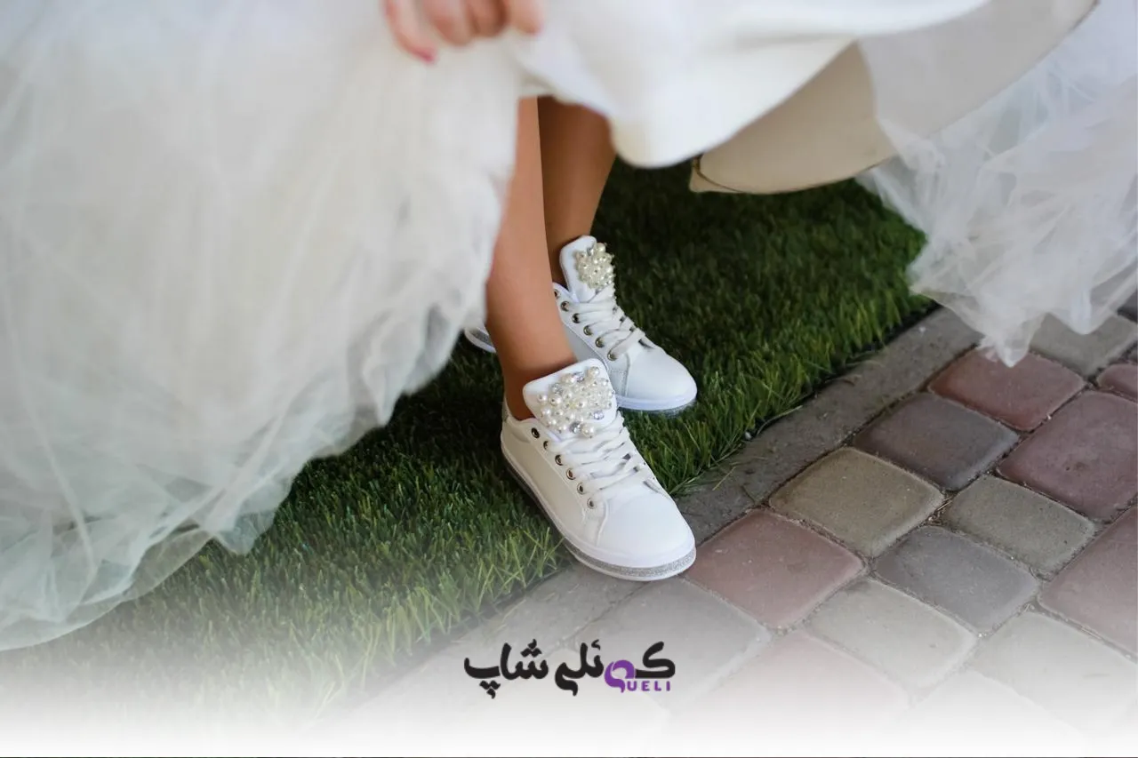تصویر دختری که لباس مجلسی با کفش اسپرت سفید به تن دارد با لوگو کوئلی شاپ
